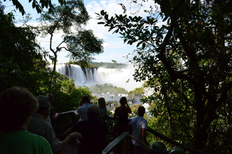 Senderos durante el paseo en las Cataratas del Iguazú, en Foz do Iguaçu, PR