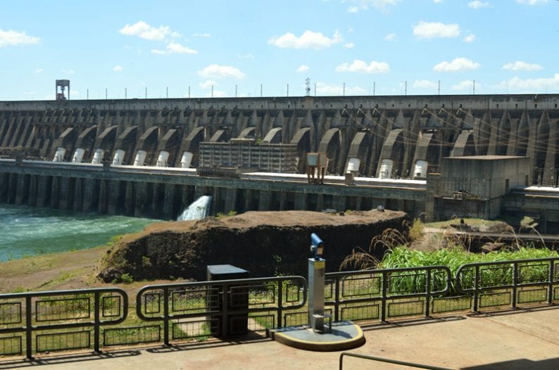 Vista panorâmica da barragem da Usina de Itaipu, em Foz do Iguaçu