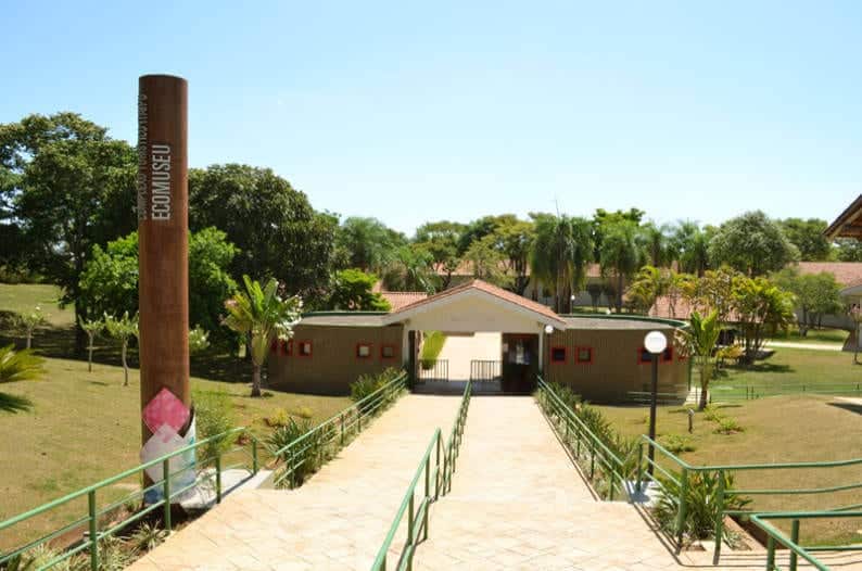 Jardines de entrada de Ecomuseo, en Foz do Iguaçu