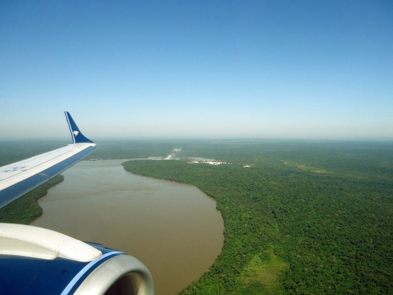 Visão aérea das Cataratas do Iguaçu na chegada ao Aeroporto de Foz do Iguaçu