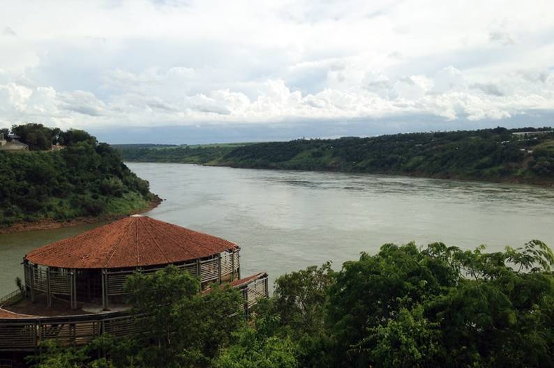 O ponto onde os três países se encontram, e onde também se encontram o Rio Iguaçu e o Rio Paraná, em Foz do Iguaçu