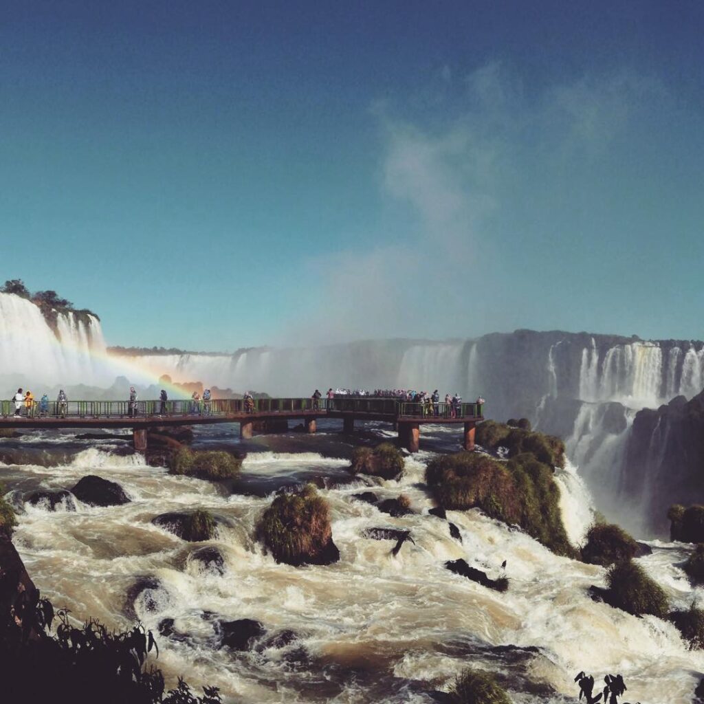 As Cataratas do Iguaçu, em Foz do Iguaçu, são um dos pontos turísticos mais bonitos do mundo, cada ângulo é como uma obra de arte.