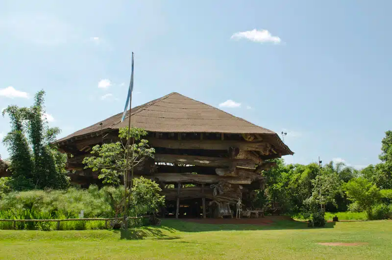 La Aripuca (Puerto Iguazú), built with 30 native species reused