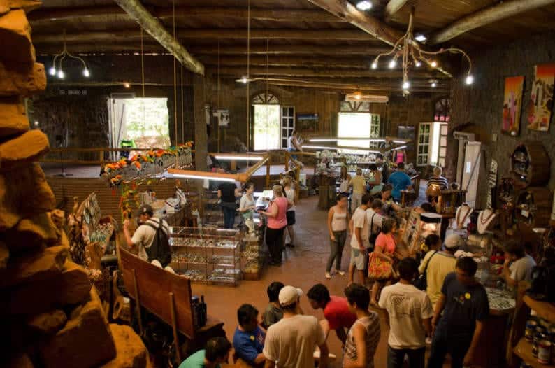 La Aripuca também conta com espaços gastronômicos e lojas de artesanato regional