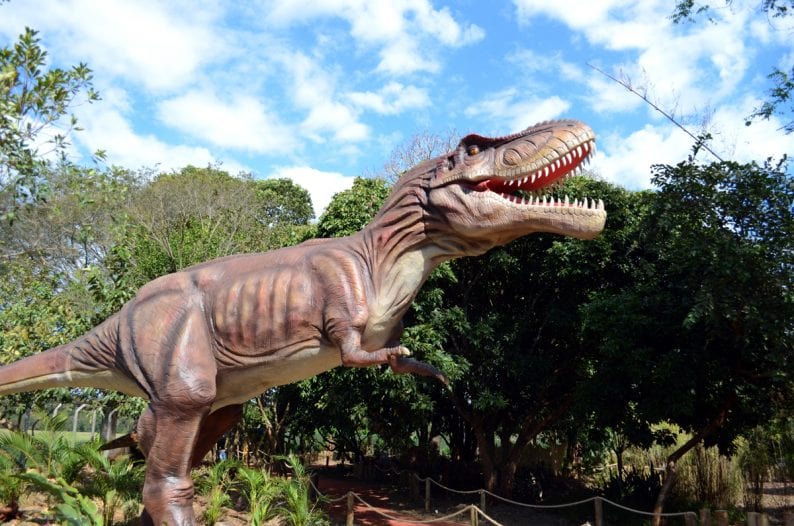 Dinossauro animatrônico no Vale dos Dinossauros em Foz do Iguaçu