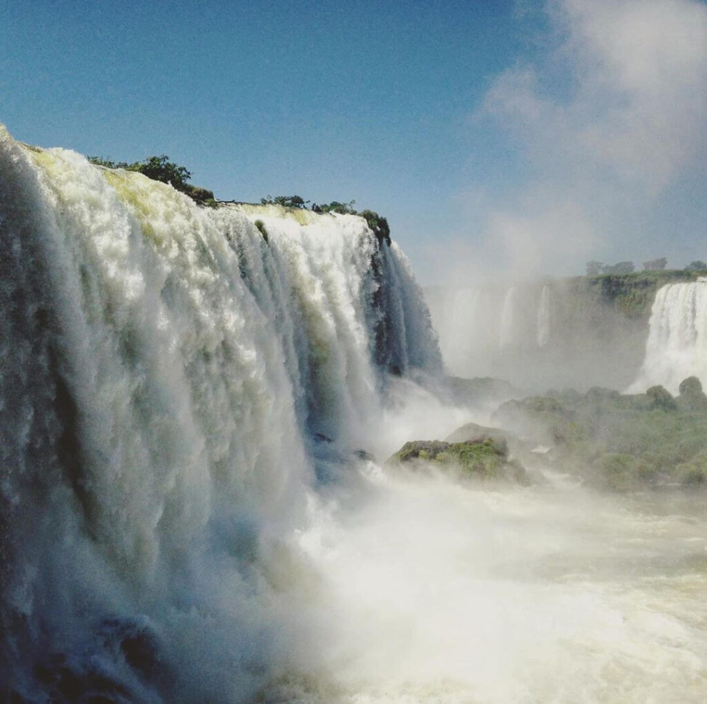 As Cataratas do Iguaçu são um dos mais belos e conhecidos conjuntos de quedas d'água do mundo e estão localizadas na fronteira entre o Brasil e a Argentina.