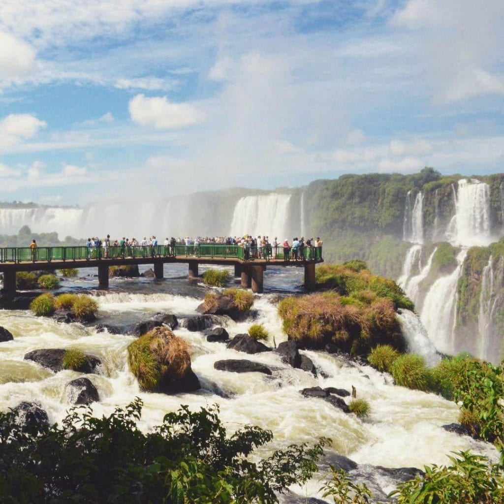 Mais de 1,5 milhão de pessoas visitam as Cataratas do Iguaçu em Foz do Iguaçu todos os anos.
