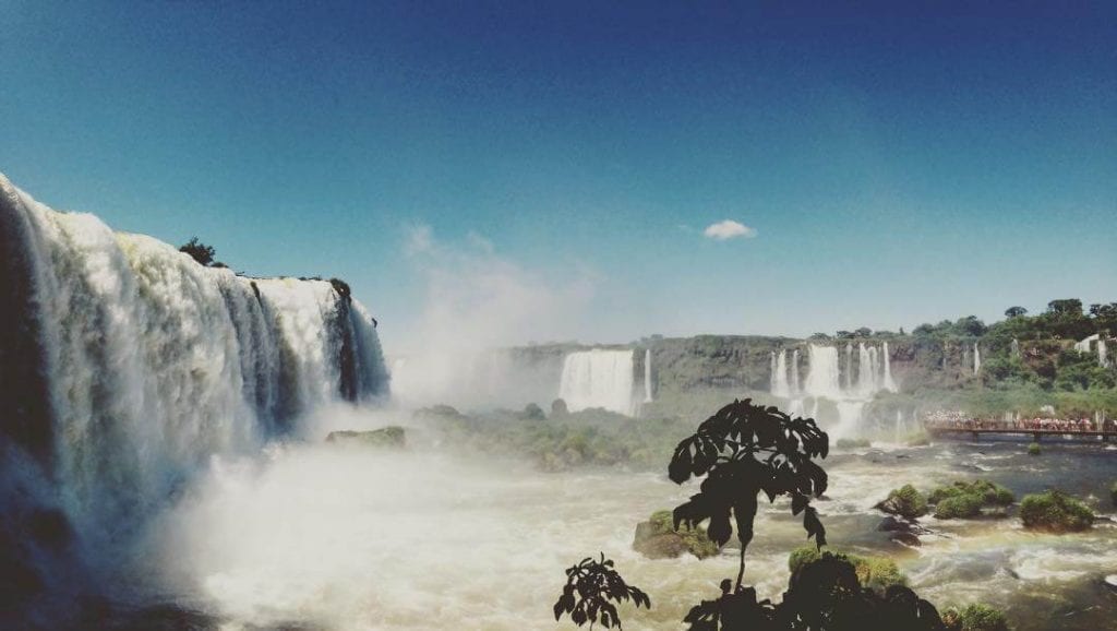 A visão panorâmica das Cataratas do Iguaçu é uma experiência deslumbrante