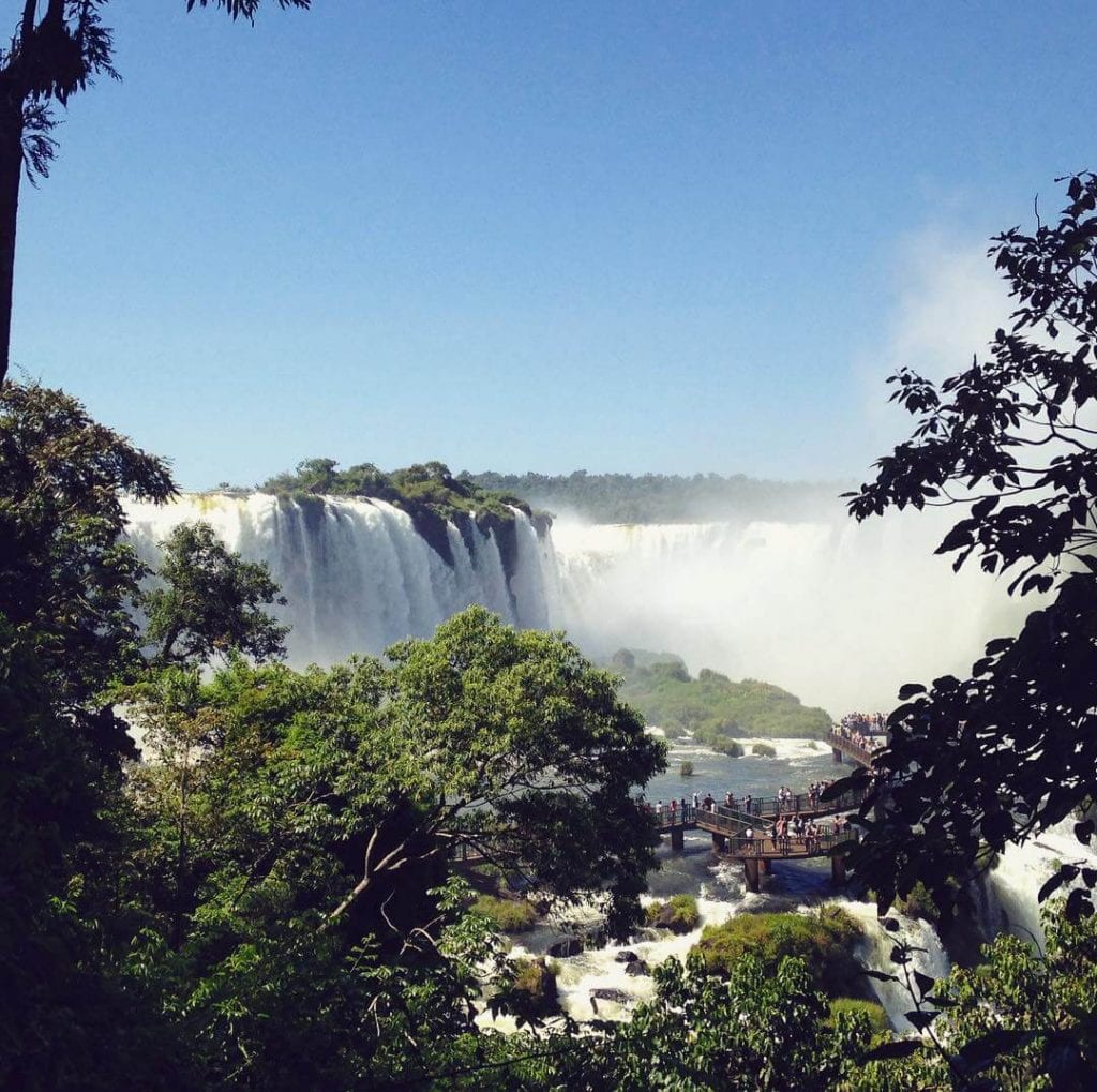 Explore as Cataratas do Iguaçu em trilhas dentro da mata até uma das maravilhas da natureza.