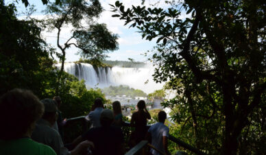 Trilha durante o passeio nas Cataratas do Iguaçu, em Foz do Iguaçu, PR