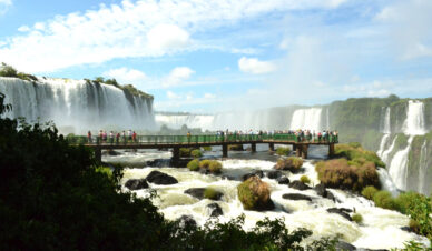 Vista panorâmica nas Cataratas do Iguaçu, em Foz do Iguaçu, PR