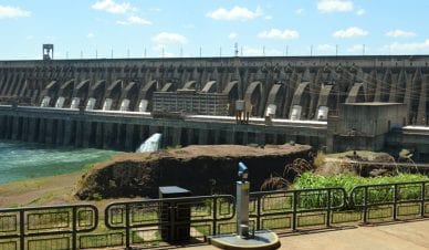 Vista panorâmica da barragem da Usina de Itaipu, em Foz do Iguaçu