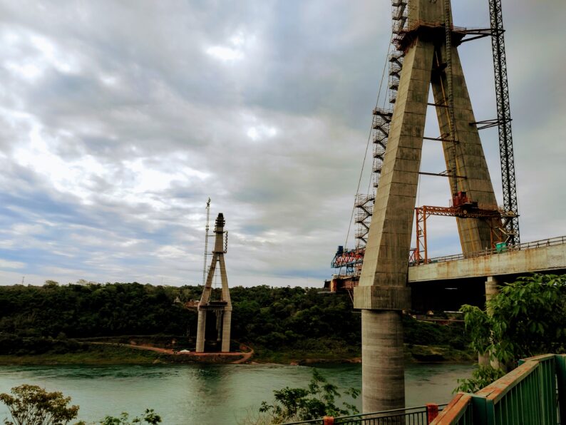  Construção da Ponte da Integração em Outubro de 2021, vista pelo lado do Brasil.