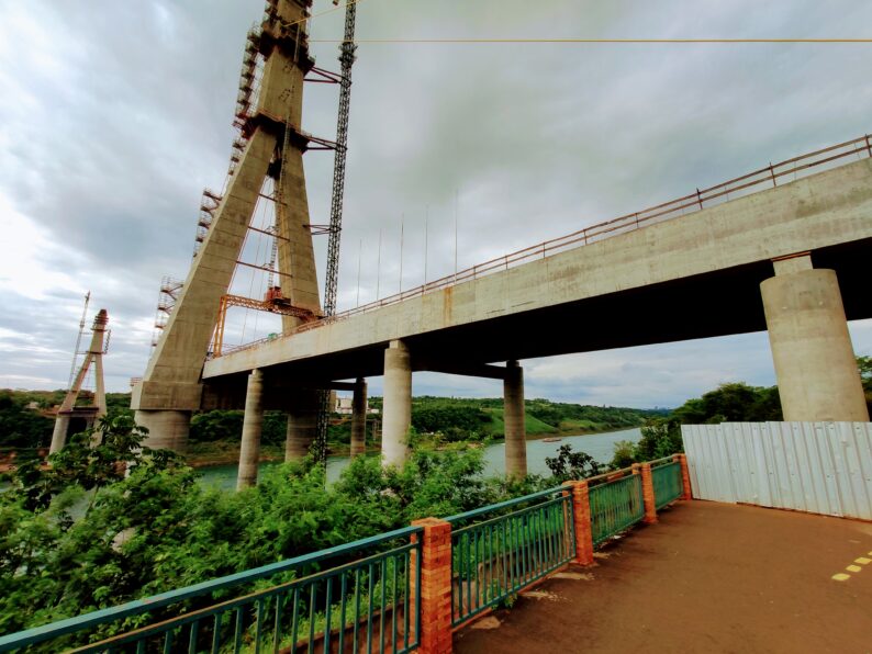 Construção da Ponte da Integração em Outubro de 2021, tendo como destaque o Rio Paraná e a base da ponte no lado Brasileiro.