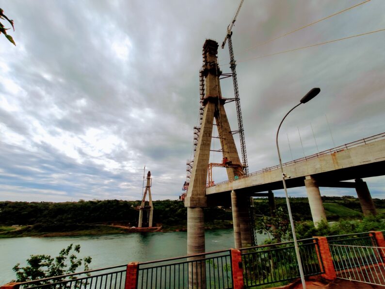 Construção da Ponte da Integração em Outubro de 2021. 